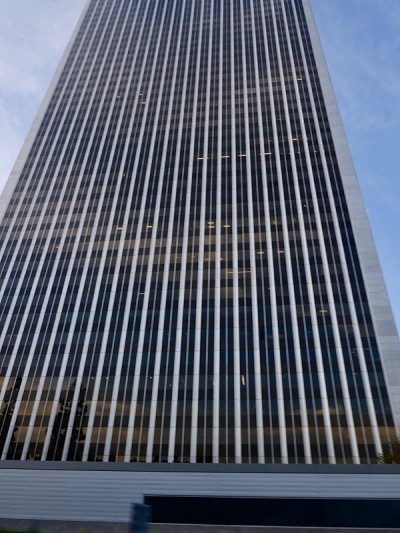 具有垂直线条外观的高层建筑