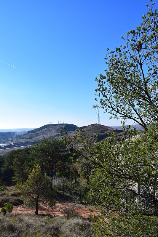 有城市和城镇的山景。