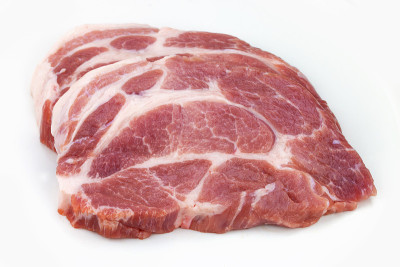 生肉，猪肉，白色背景上的猪肉片