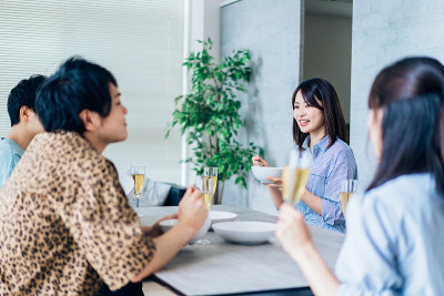 年轻的男男女女在祝酒