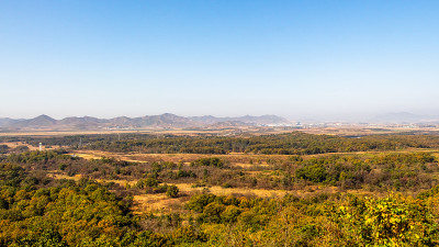 朝鲜非军事区或非军事区，朝鲜在远处