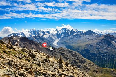 从piz languard观看恩加丁巨大的morteratsch冰川。瑞士阿尔卑斯山的风景。大山:P