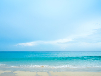 泰国普吉岛海滩上的蓝色海浪