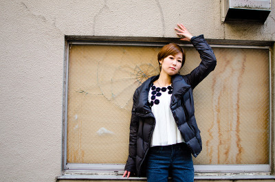 日本女孩在东京街头拍照
