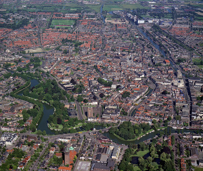 Leeuwarden，荷兰，7月12日- 1990:荷兰Leeuwarden城市中心的历史航拍照片