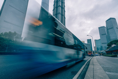 中国上海现代建筑，动感模糊汽车