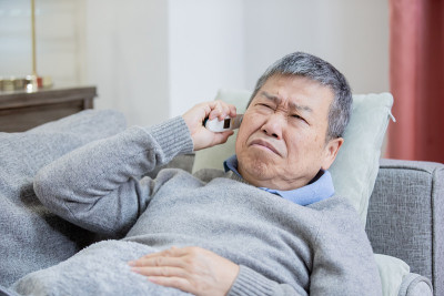 一位亚洲老人发烧了