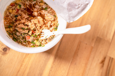塑料叉子杯面。
