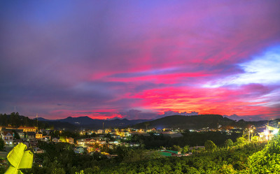 越南大叻的一个小村庄，夕阳下的茶山山谷。