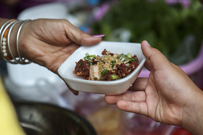 穷人的手捐赠食物。饥荒的概念
