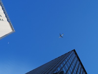 在大楼上空低空飞行的客机