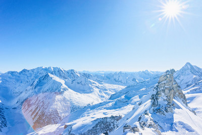 奥地利蒂罗尔的Hintertux冰川滑雪胜地的山峰
