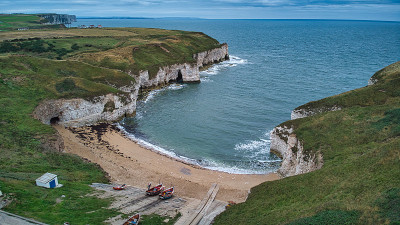 鸟瞰图的Flamborough北部登陆海滩和海悬崖，Flamborough，约克郡，英国，英国