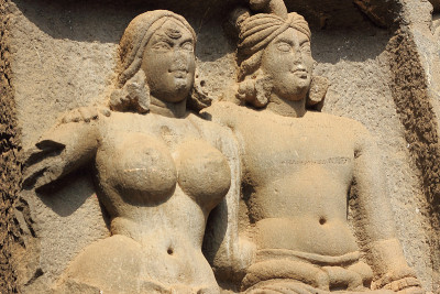 卡拉洞穴里的印度男人和女人的古代雕塑