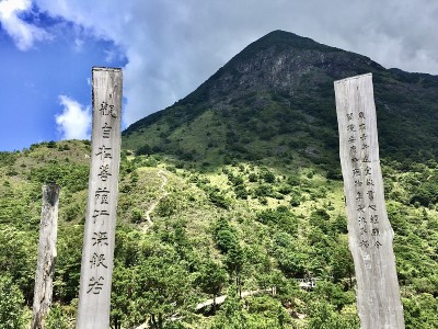 天坛大佛是一尊大型释迦牟尼铜像，于1993年落成，位于香港大屿山昂坪。