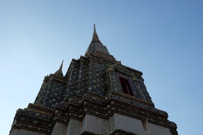 这座古老的佛教寺院的塔上装饰着五颜六色的图案。