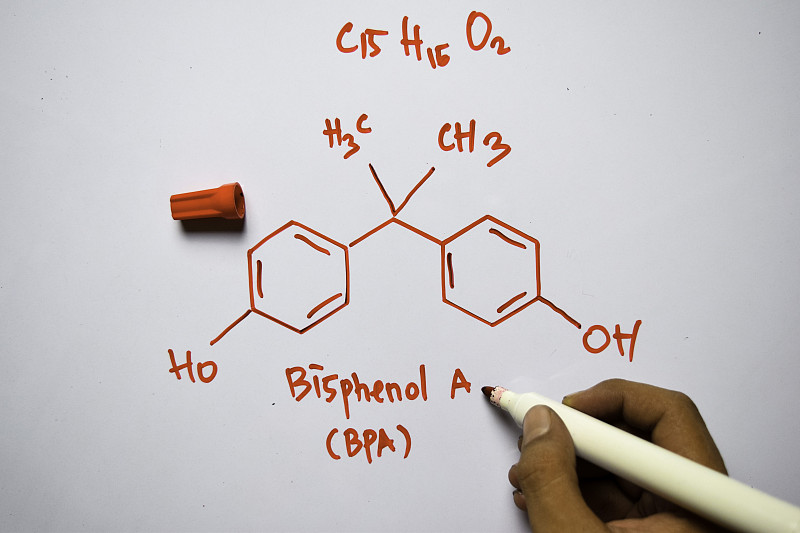 双酚A - BPA (C15,H16,O2)分子写在白板上。结构化学公式。教育的概念