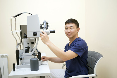 工作场所的男性眼科医生