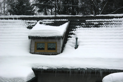 冰雪覆盖的屋顶