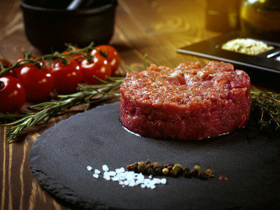 牛肉和鸡蛋放在石盘上。