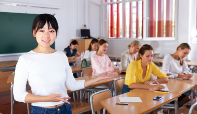 亚洲女学生站在教室里