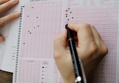 一个学生手里拿着铅笔在做考试