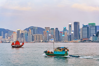 日落时香港维多利亚港的舢板