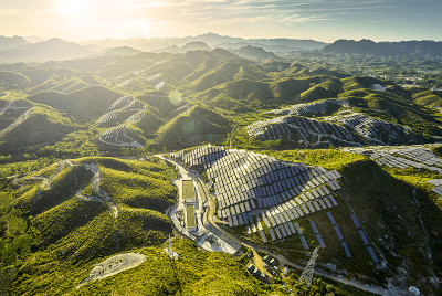航空摄影山太阳能光伏电池基地