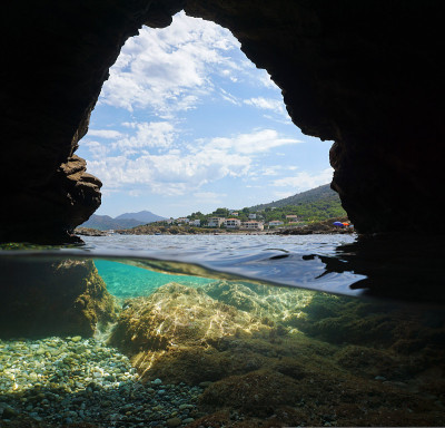 海岸洞穴在海岸地中海西班牙