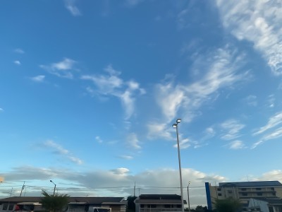 电杆和多云的天空