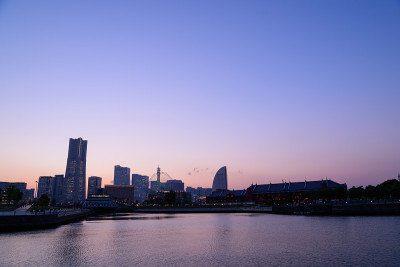 暮色中横滨Minatomirai的摩天大楼