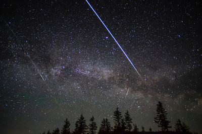 在空间站的夜空中飞行的卫星和流星