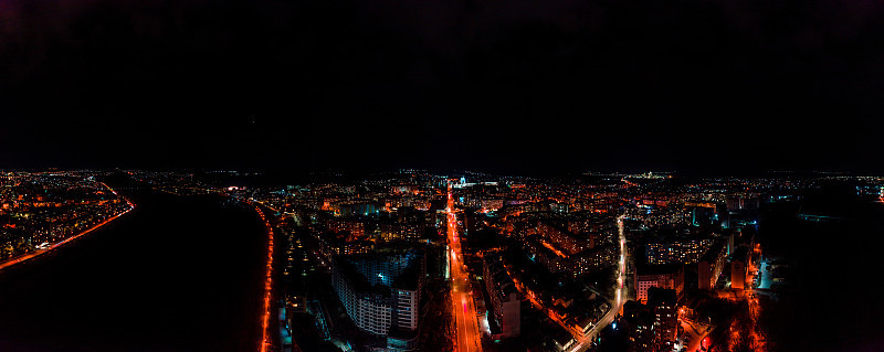 伊万诺-弗兰基夫斯克市的夜航全景图，明亮的灯光从汽车和城市的夜晚照明。