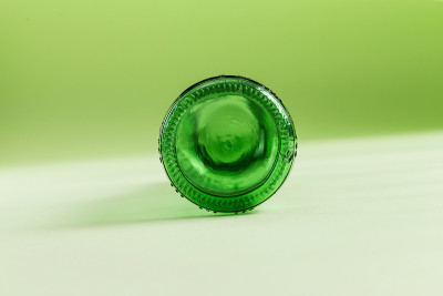 绿色空酒瓶