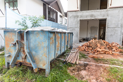 在建筑工地捡拾垃圾
