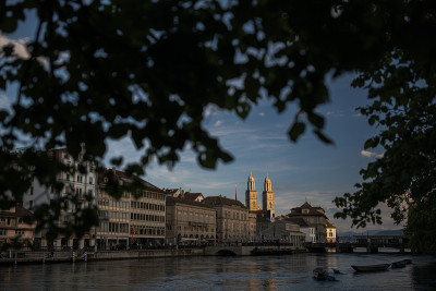 从Grossmünster Church鸟瞰苏黎世市中心著名的Grossmünster教堂和苏黎世湖