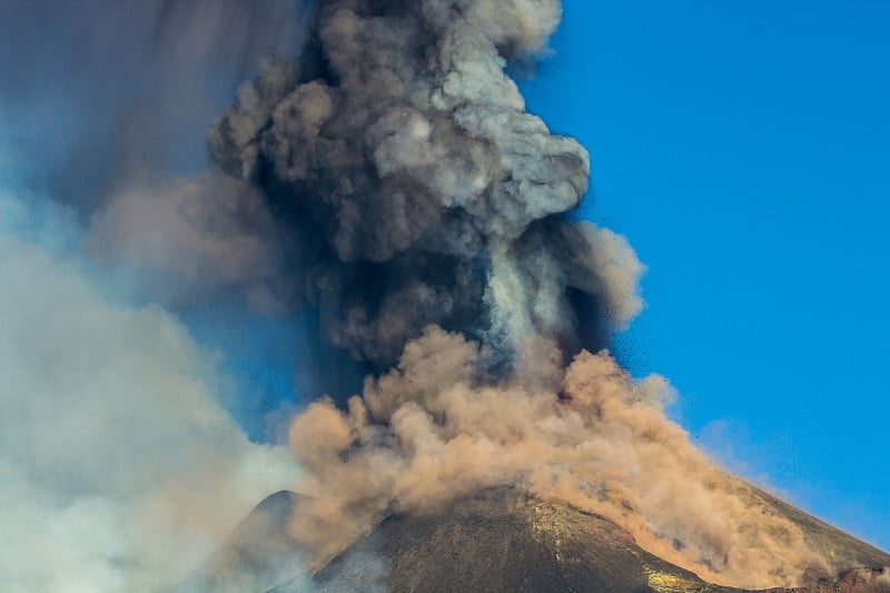 埃特纳火山在不断喷发中产生熔岩喷泉。