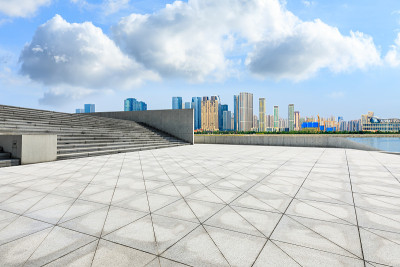 杭州城市天际线和空旷的广场楼层