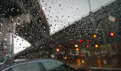 雨点落在车窗上。模糊的背景。新奥尔良。在大雨中从过桥下开车。