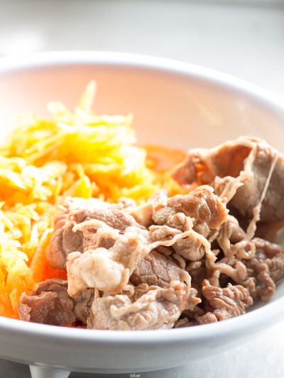 日式料理，烤瘦牛肉配胡萝卜丝沙拉
