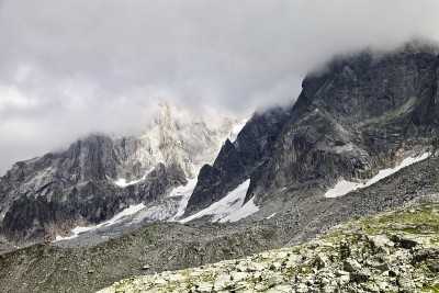 从勃朗峰山顶俯瞰全山景观