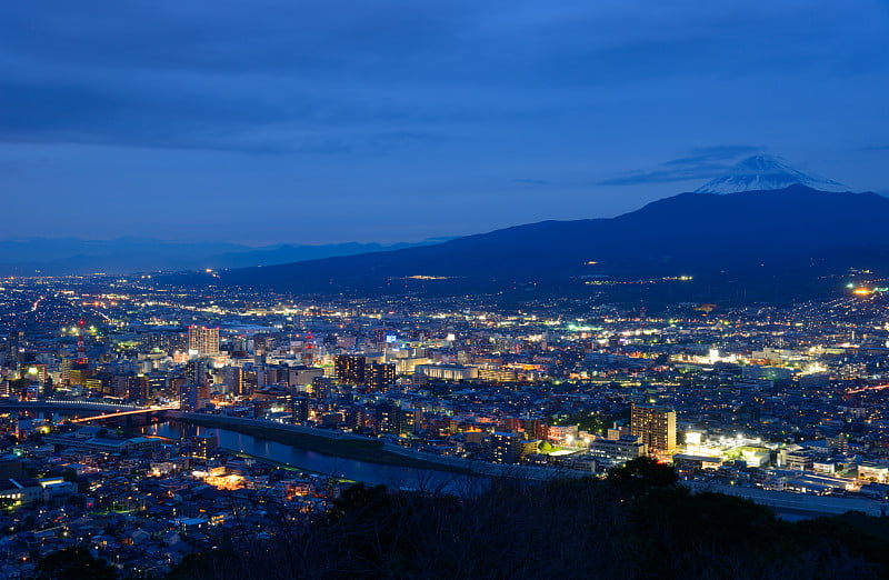 日本静冈县沼津市的夜景