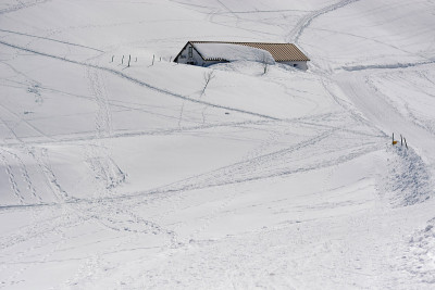 高山上的谷仓几乎完全被雪掩埋了
