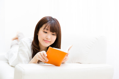 年轻的亚洲女性生活方式形象在客厅