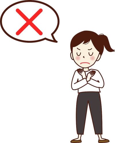 一个愤怒的年轻女子摆出一个“x”姿势。