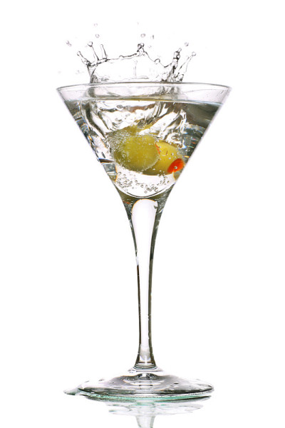 橄榄溅入透明的马提尼杯
