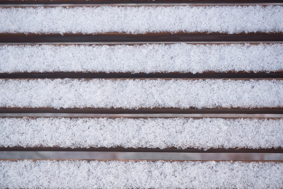 雪在板凳上