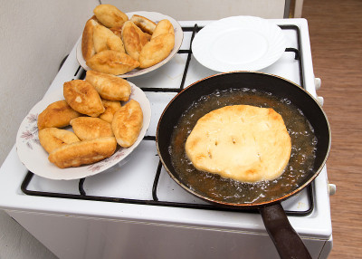 在煎锅里的食物馅饼