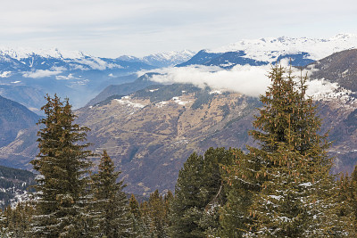 高山山脉的全景