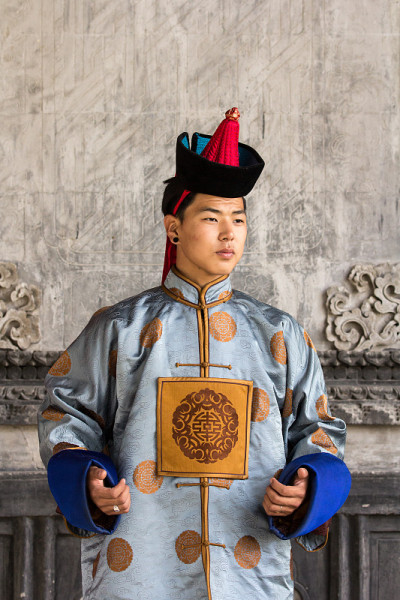 穿着传统蒙古服装的年轻人。